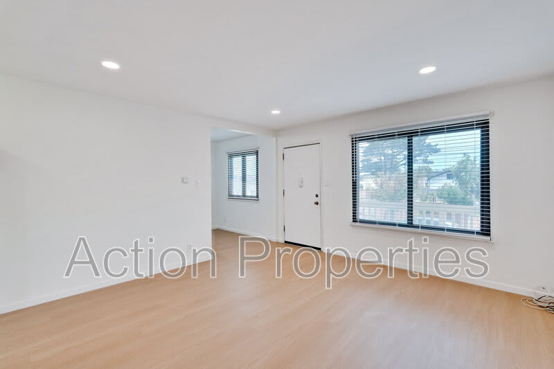 709 6th Avenue – photo 4