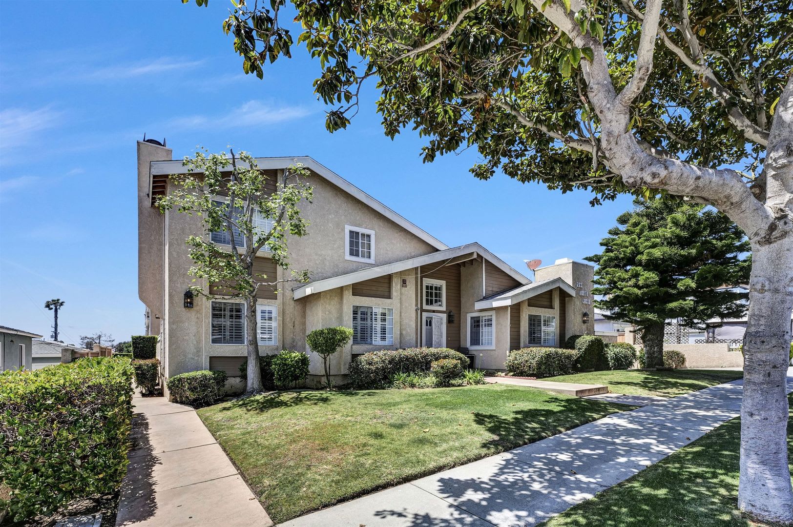 Stunning Remodeled Townhome in Prime Location! – photo 1