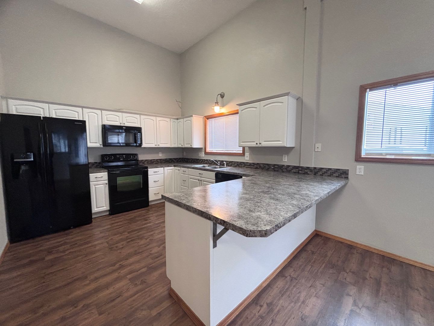 Update 2 Bedroom Home with ALL Utilities Included! – photo 4