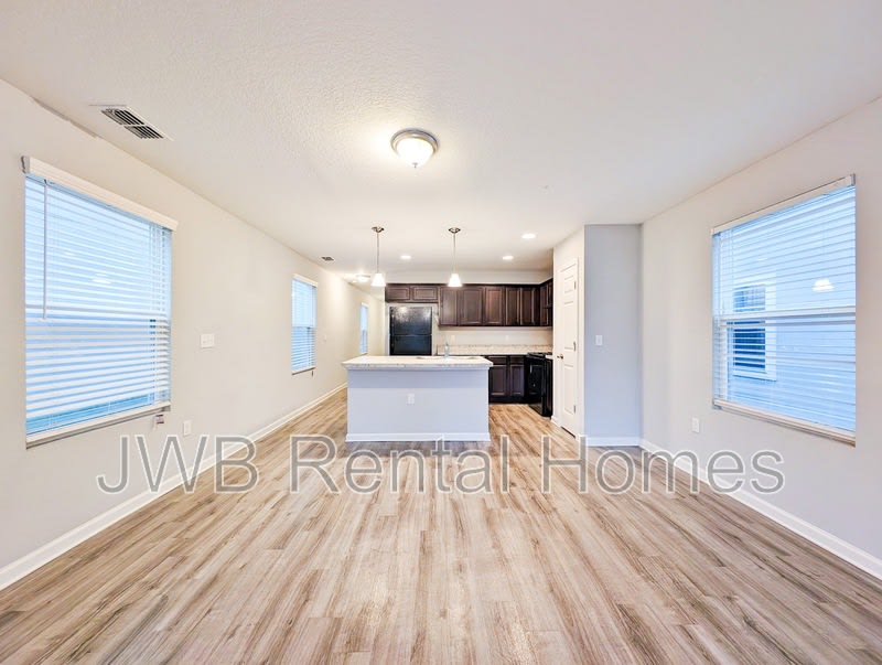 1295 Neva St – photo 4