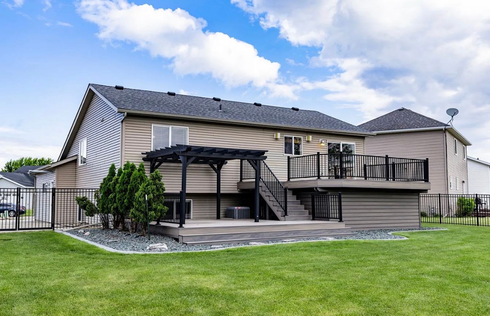 Spacious 4-Bedroom Home with a Huge Fenced Yard in West Fargo! – photo 3