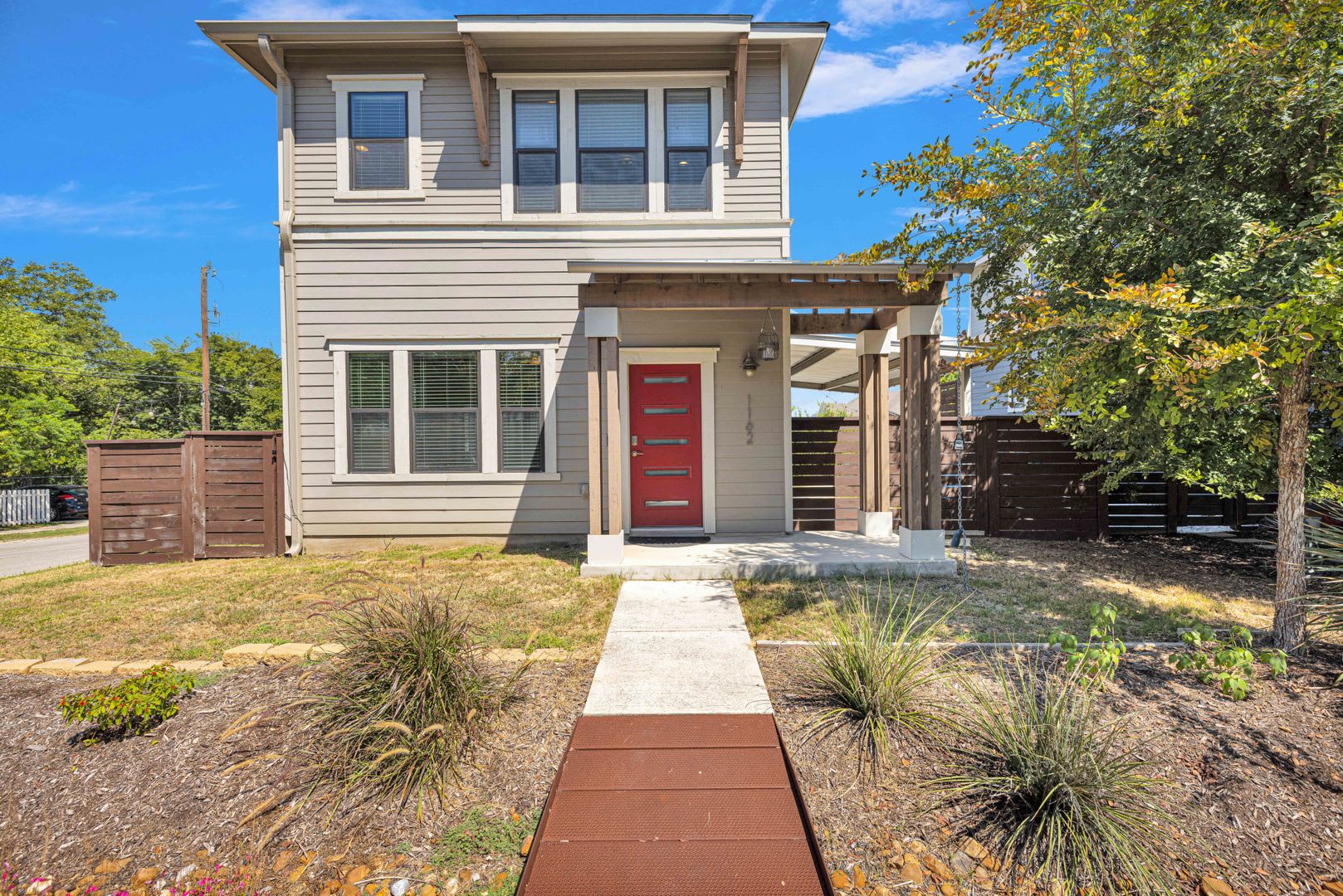 2 Bed / 2.5 Bath Home Available in Dignowity Hill Historic District – photo 1