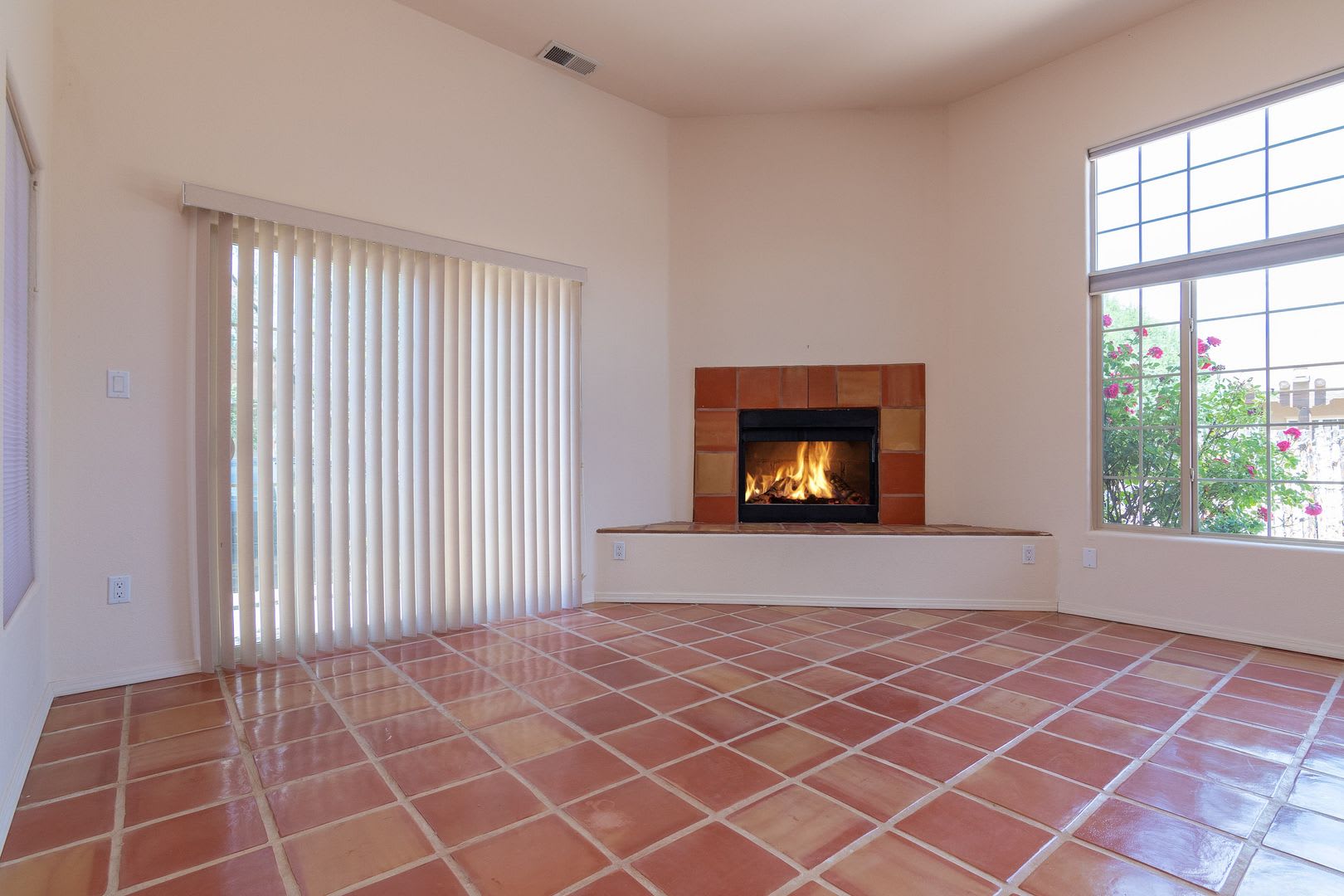 Single Level 3 Bedroom 2.5 Bath home in Desirable neighborhood Available Now! – photo 3