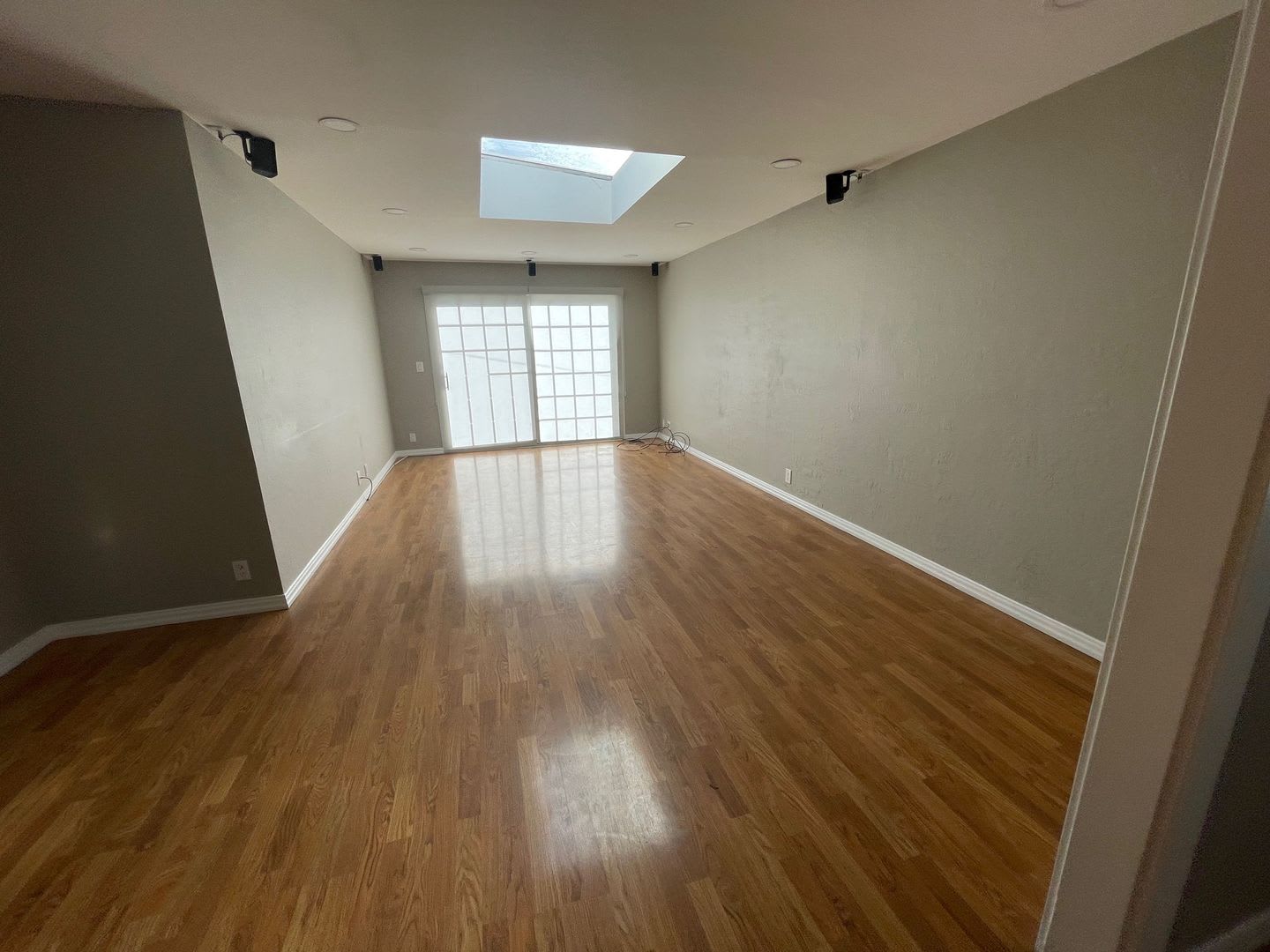 Spacious house with Skylights, Hardwood floors, Family room and Gardener – photo 4