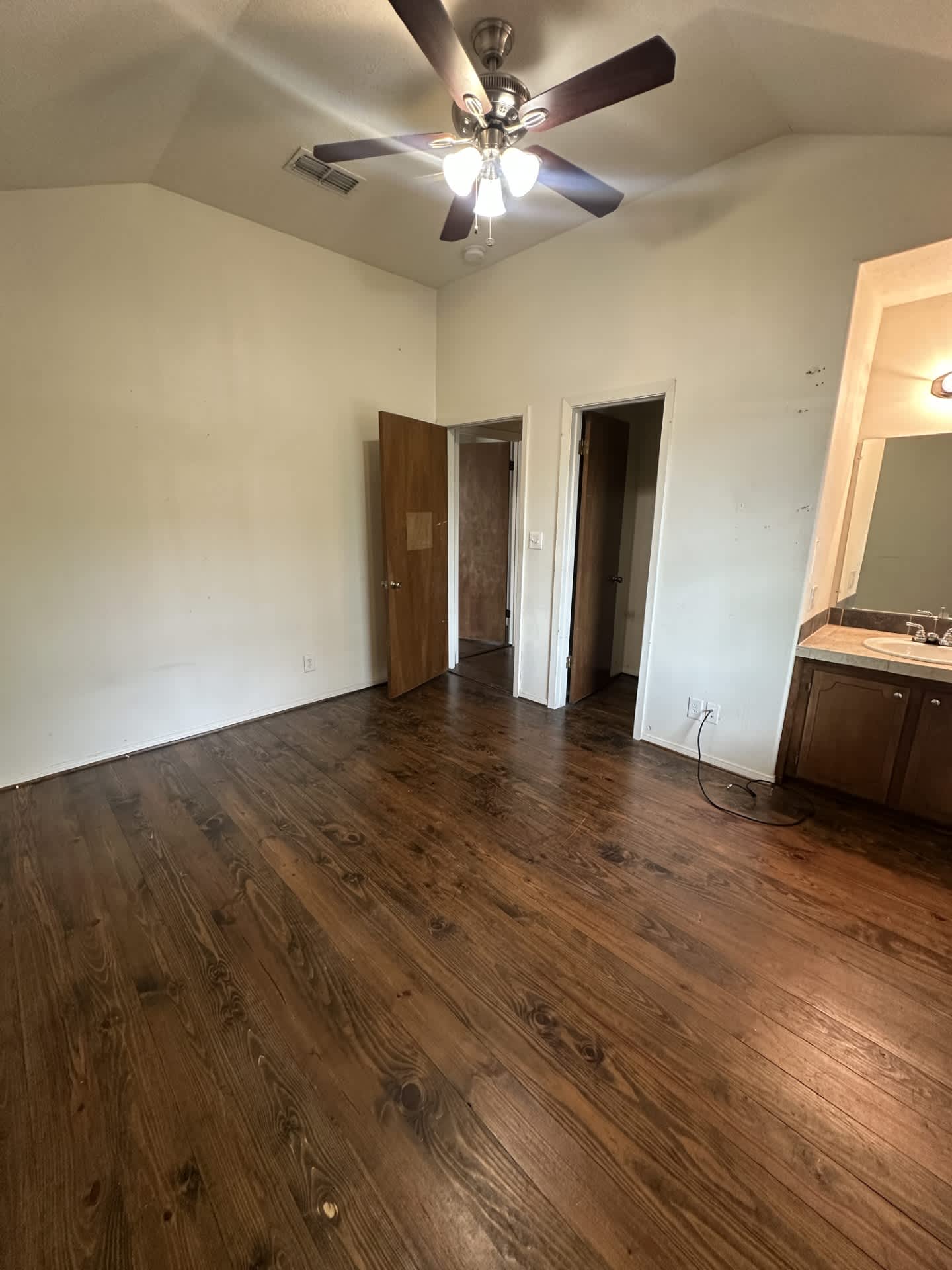 1214 East Alamo Street – photo 2