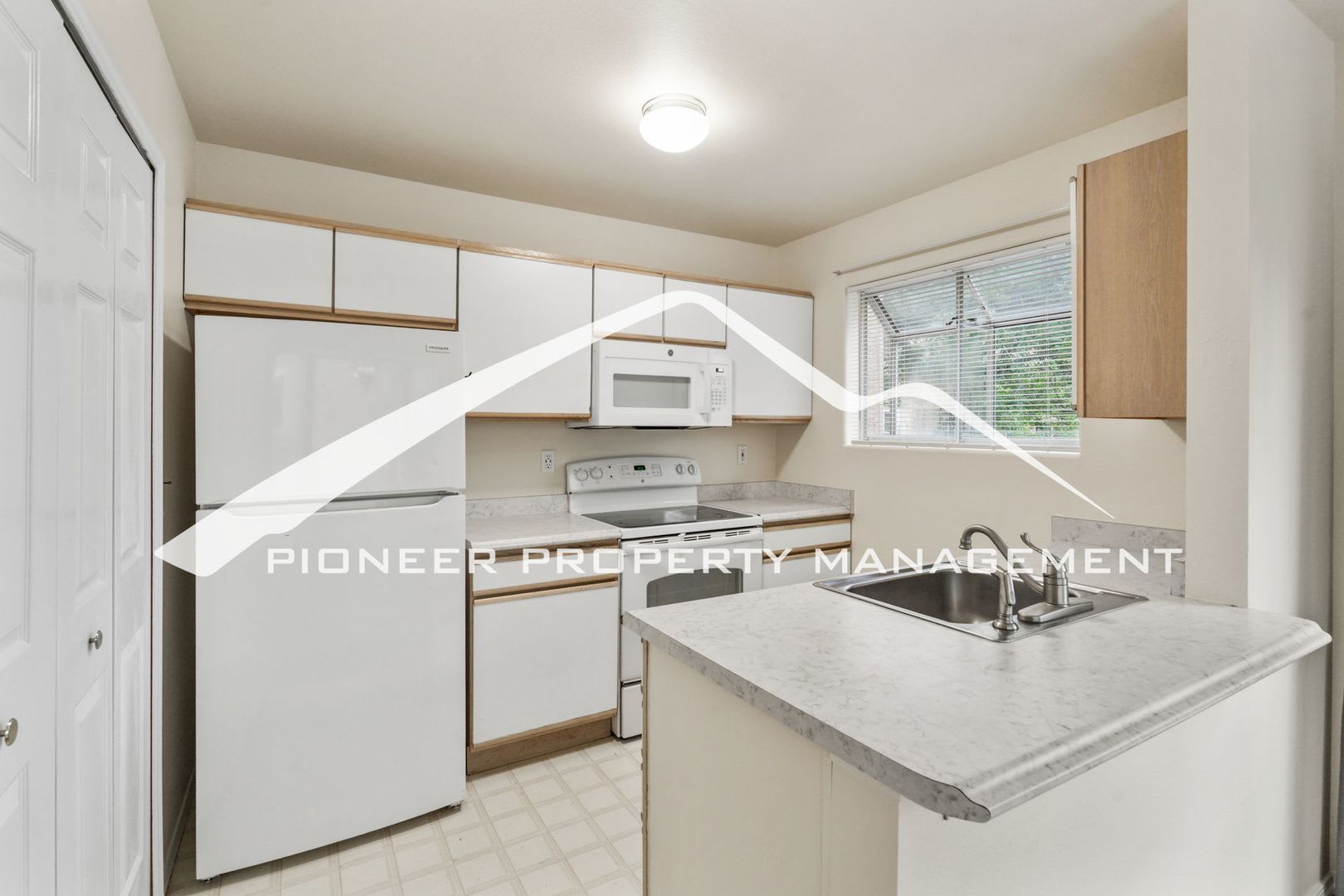 Freshly Updated 3 Bedroom Rockrimmon Townhome With Finished Basement Ac And 2 Reserved Parking Spaces – photo 4