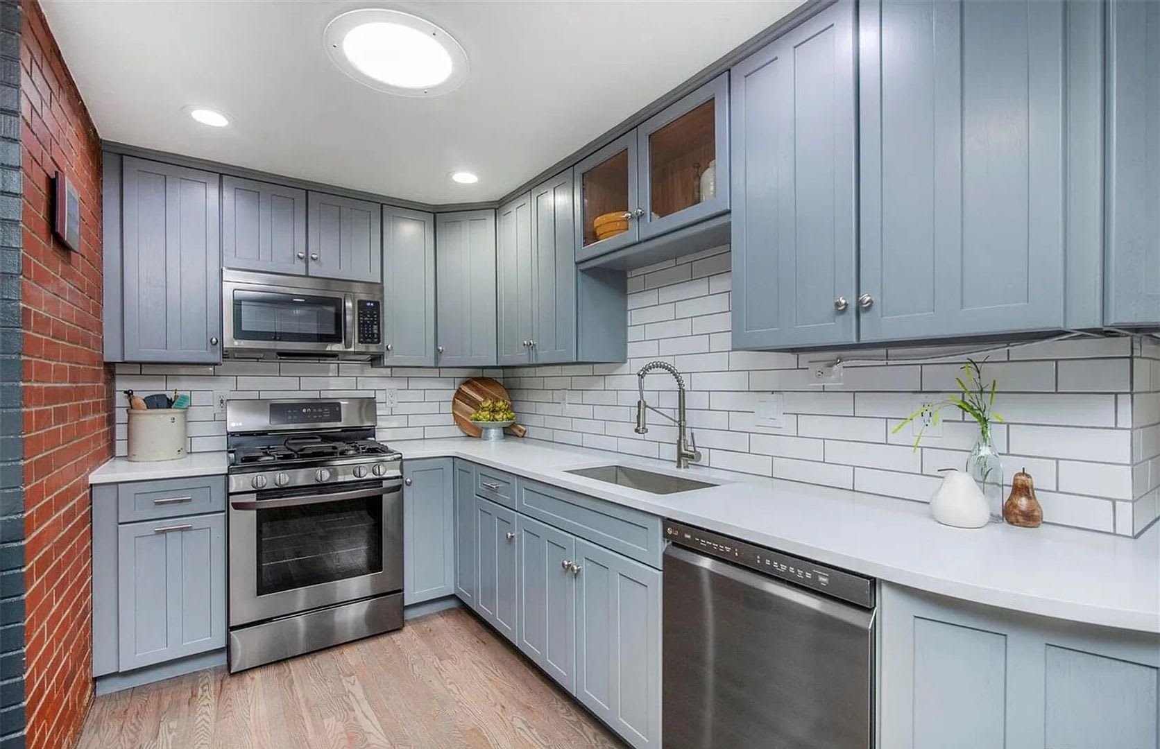 Stunning 4BR 2 BA brick ranch in tr Okane Park – photo 3