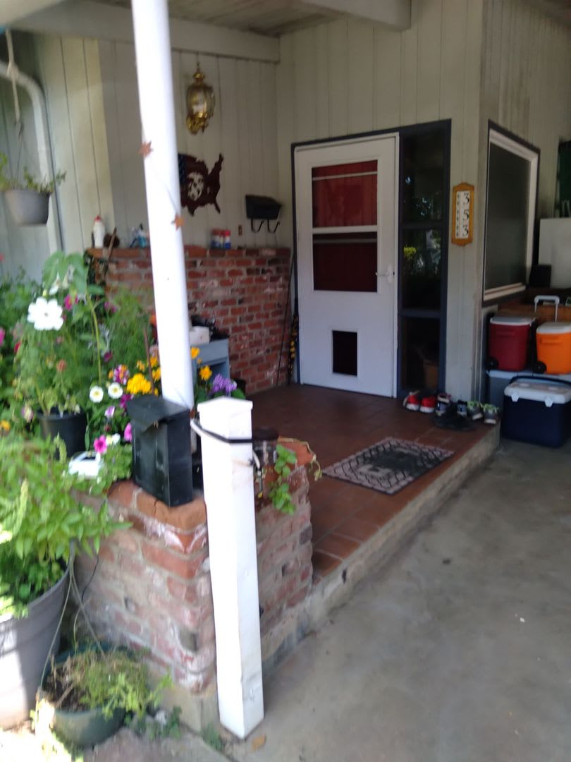 Amazing 3 Bed 2 Bath Home With Fireplace 353 W Madrone St Move In Special 300 Off First Months Rent – photo 2