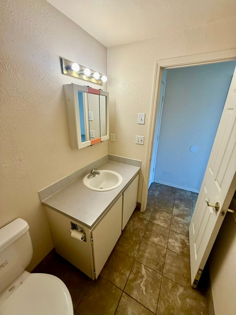 2 Bedroom / 1 Bathroom Upstairs Unit with flexible lease terms – photo 5