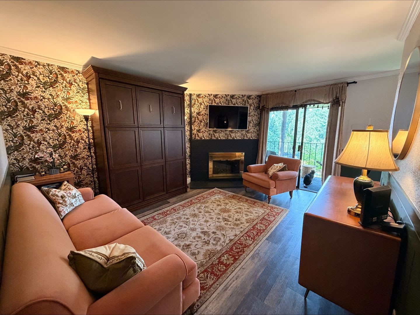 Beautiful Kirkland Top Floor Unit Available – photo 5