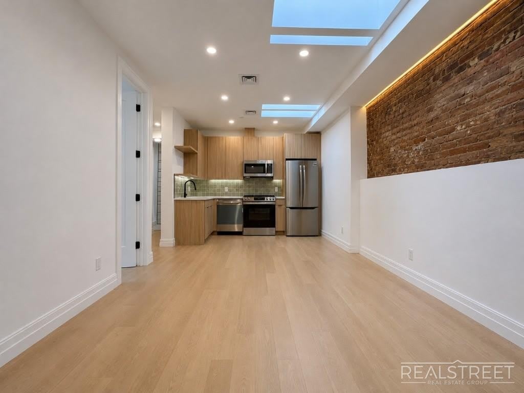 95 Ralph Avenue – photo 4