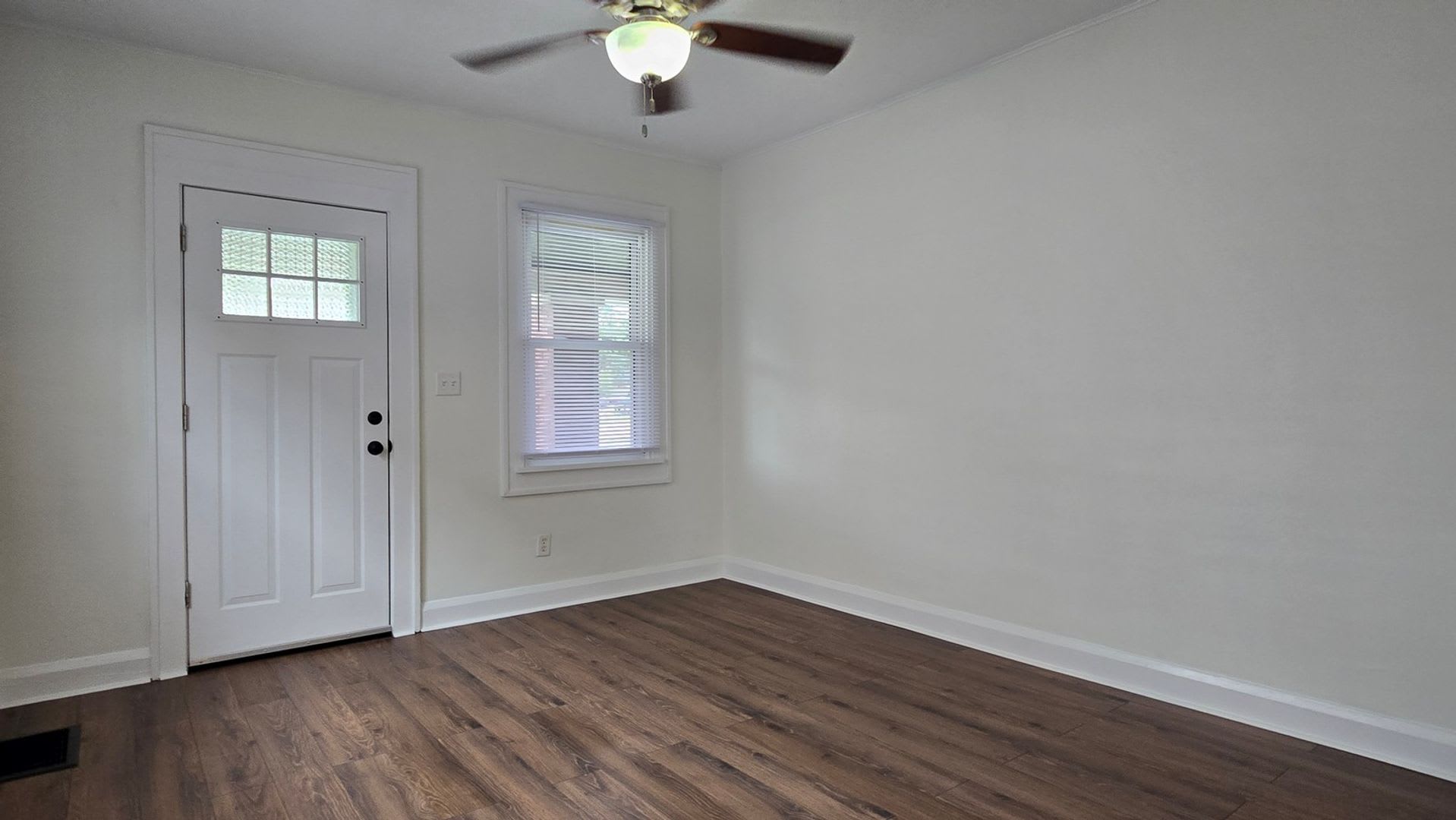 Updated 2 bedroom Townhouse – photo 5