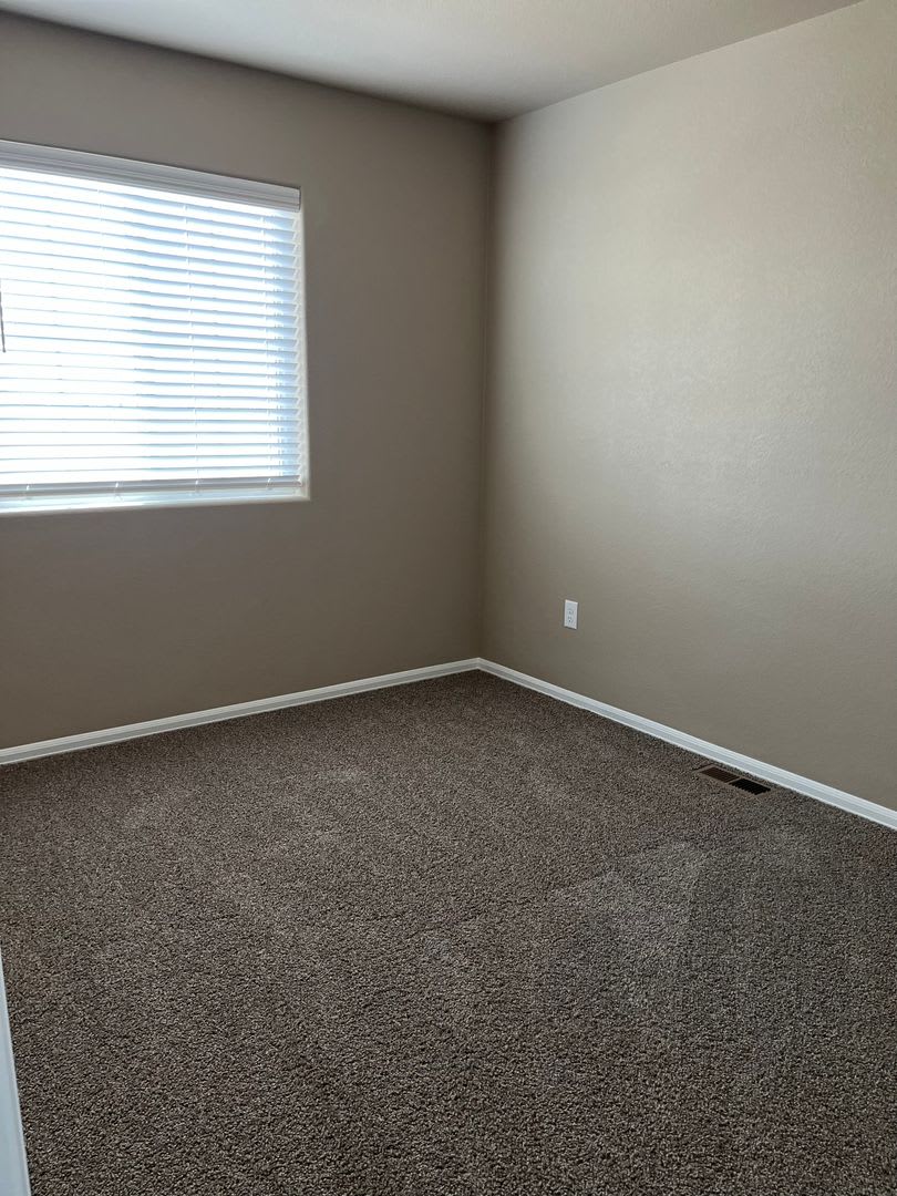 Spacious 3-Bedroom Townhome with 2-Car Garage in Colorado Springs – photo 5