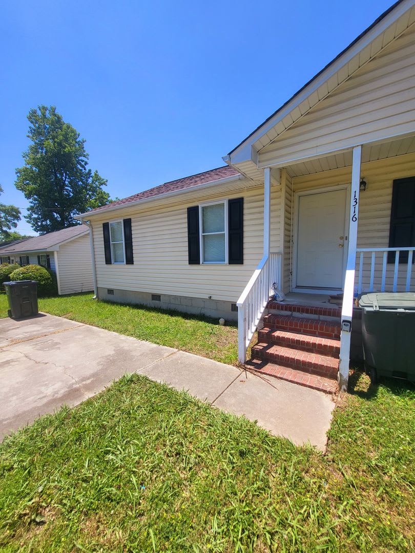 Upcoming Renovated 3 Bedroom Home in Convenient Location! Showings tentatively scheduled to begin 8/3! – photo 2