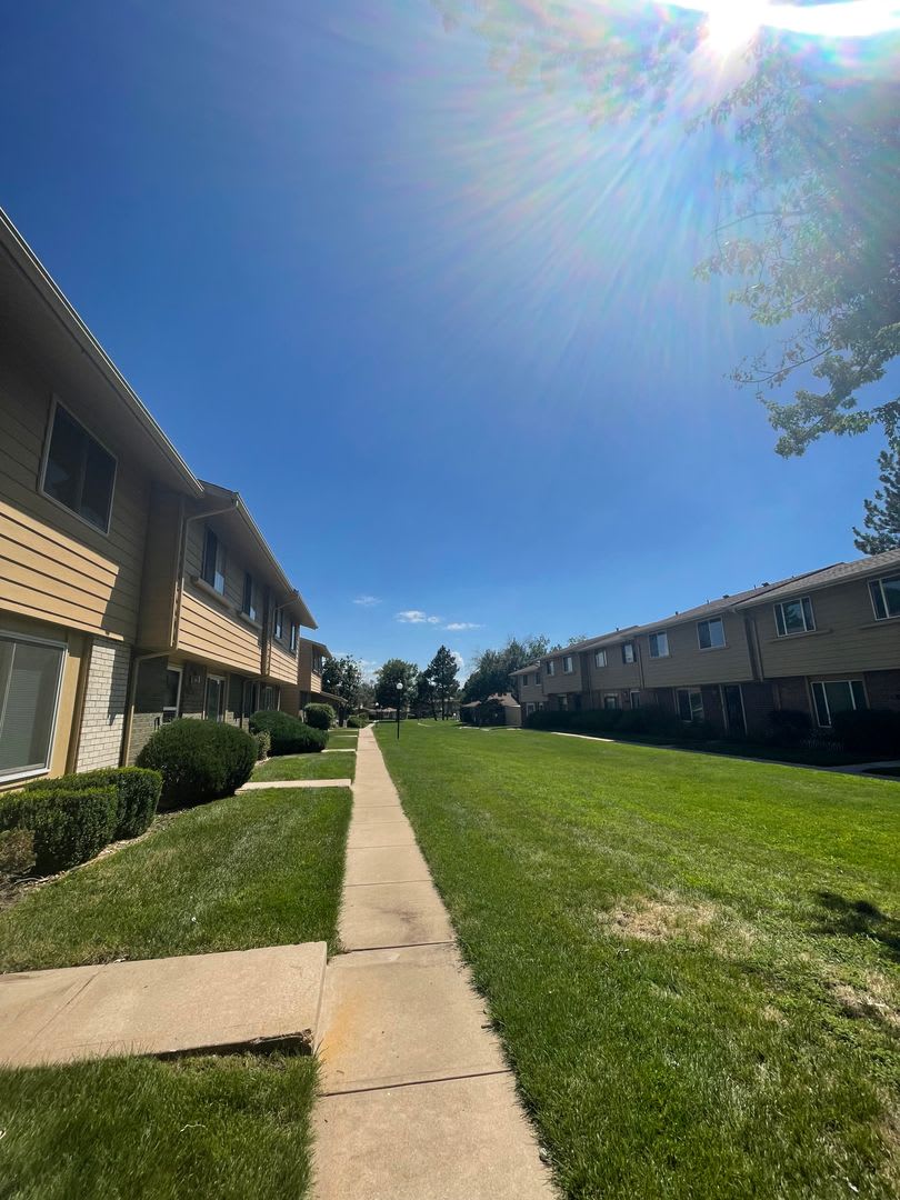 2 weeks free with lease signed and move-in occurs by 9/4/26! Updated 3 BD/ 1.5 BA Townhome in Aurora, CO – photo 2