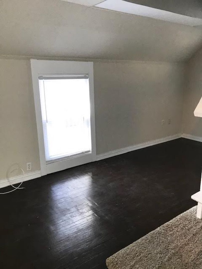 1 Bedroom Garage Apartment On Austin Avenue – photo 1