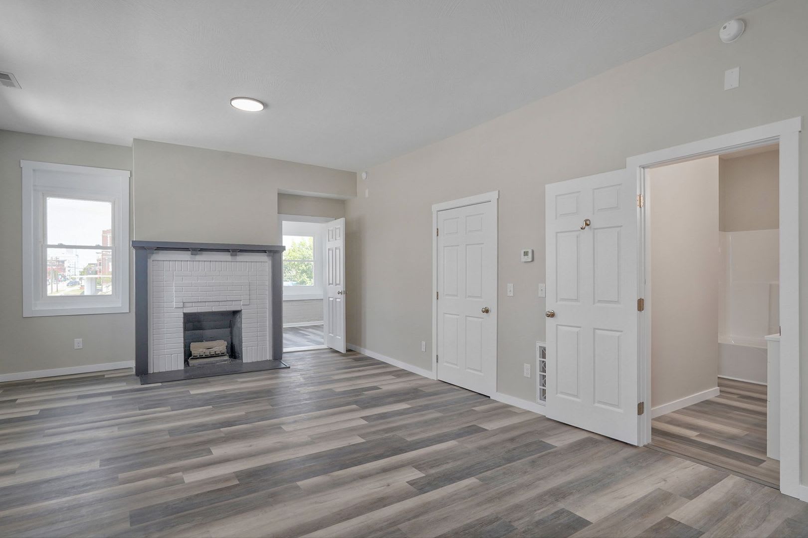 UTILITIES INCLUDED!! Spacious 2-Bedroom, 1-Bathroom Home AVAILABLE NOW!! – photo 5