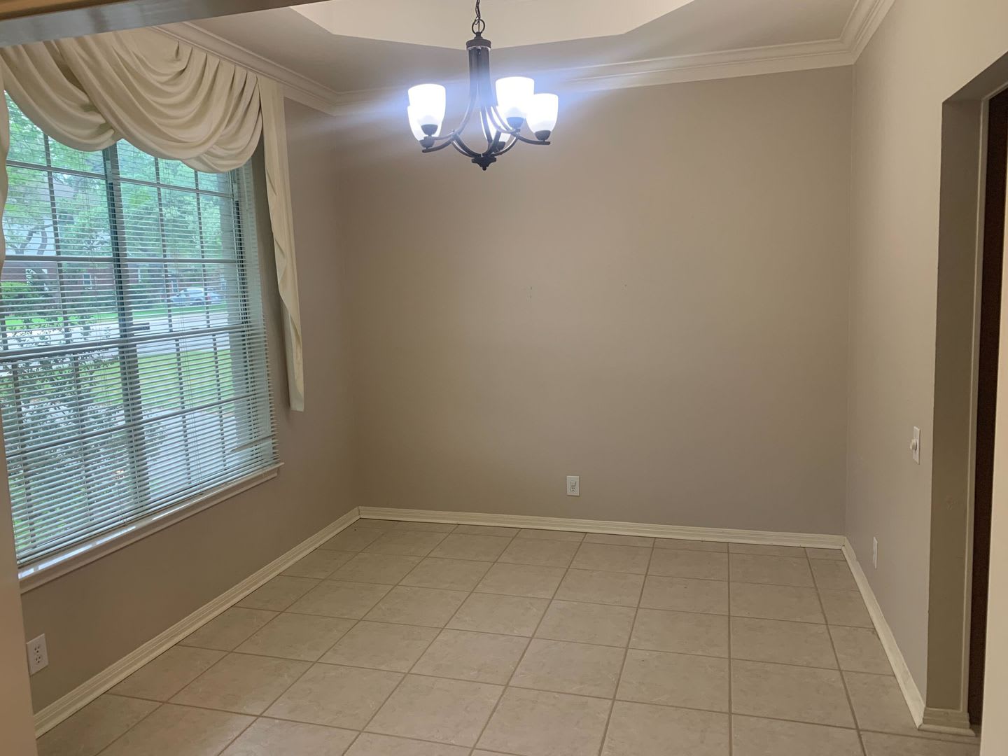 Coming Soon 3 Bedrooms 2 Bathrooms 2 Living Areas Fireplace – photo 3