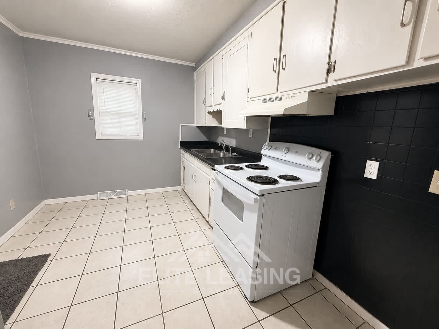 Bright & Charming 2-Bedroom Home with Large Yard – photo 4