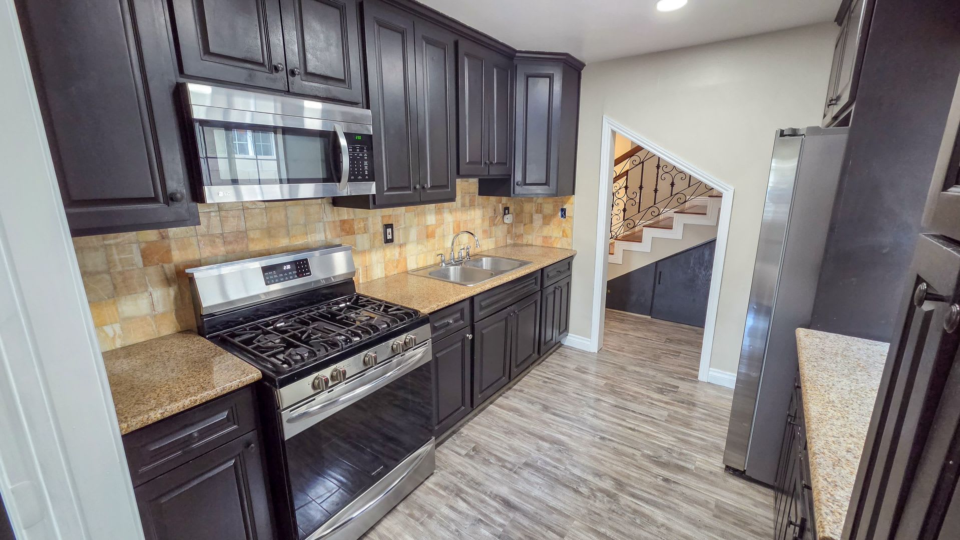 5 Bed 3 Bath House Available Now! – photo 5