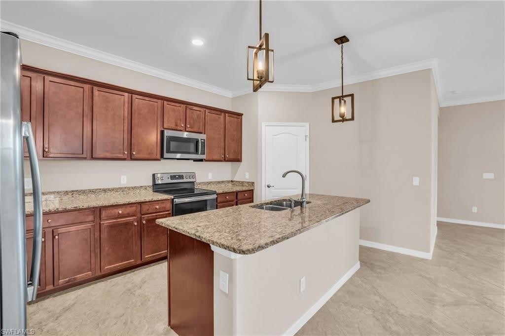 2061 Hamlin St – photo 4