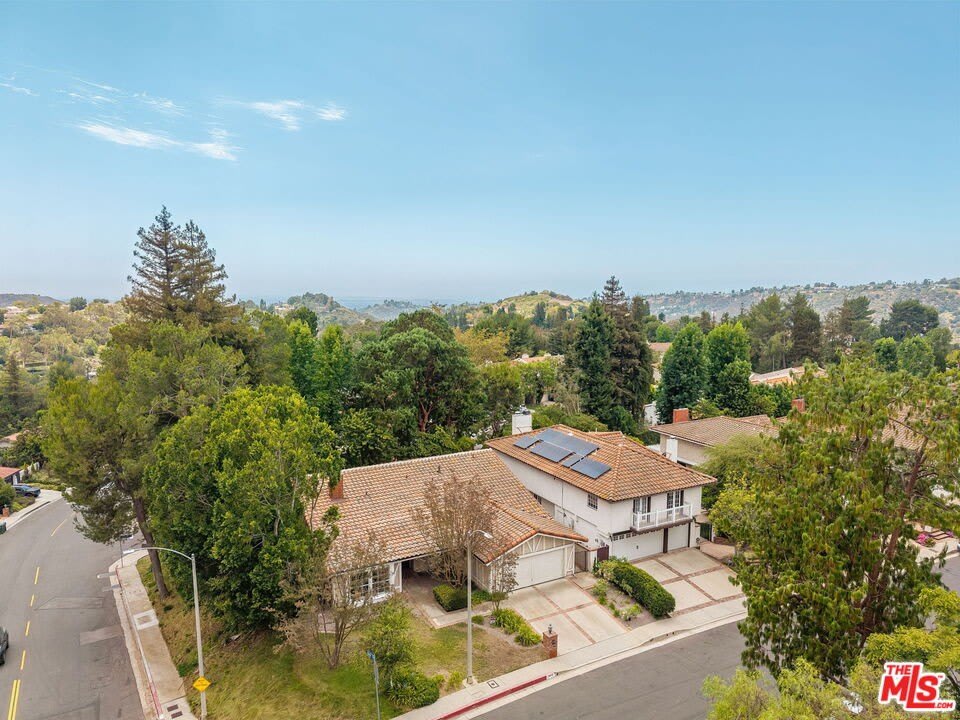 2952 Bottlebrush Dr – photo 2
