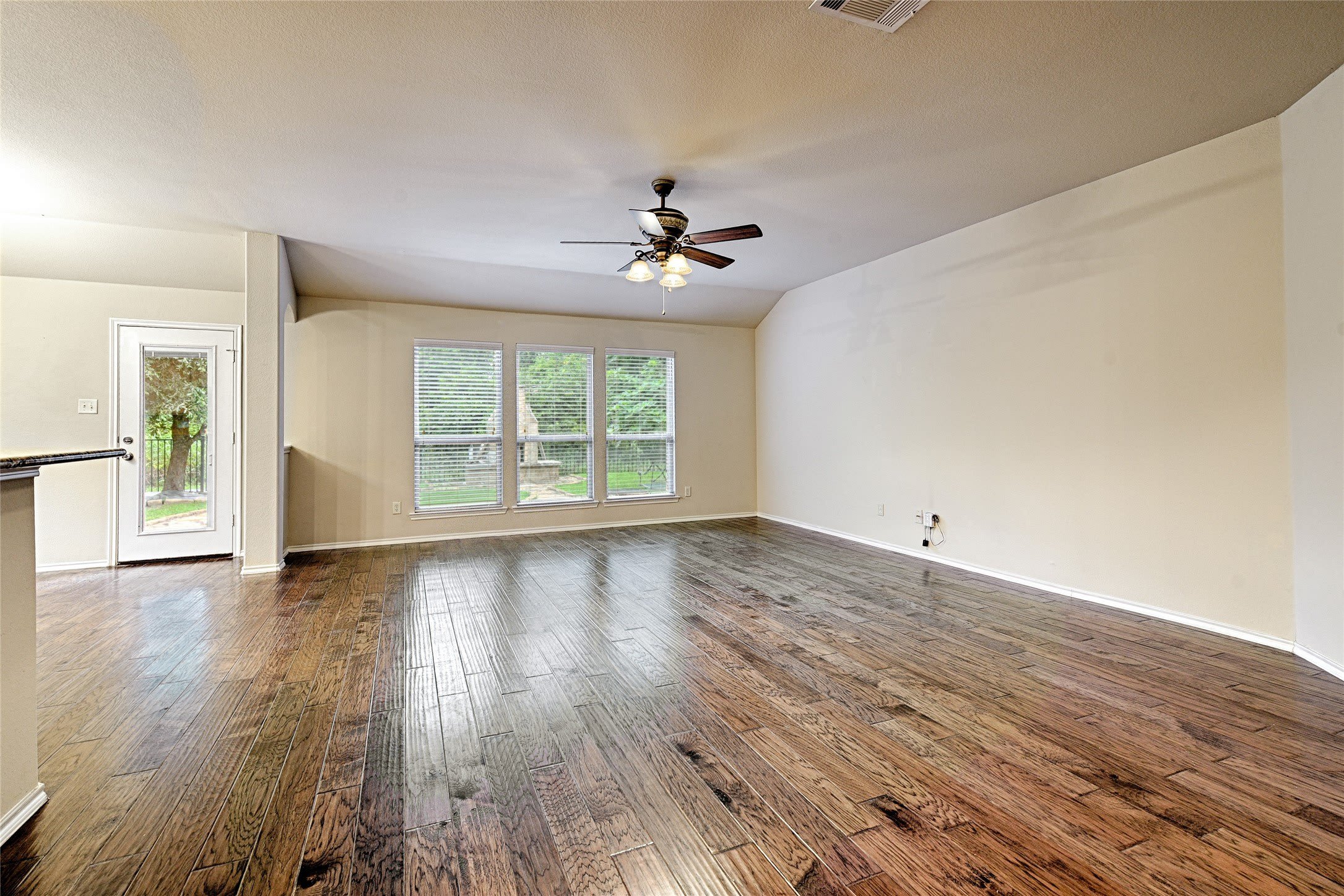 2805 Leslie Lane – photo 5