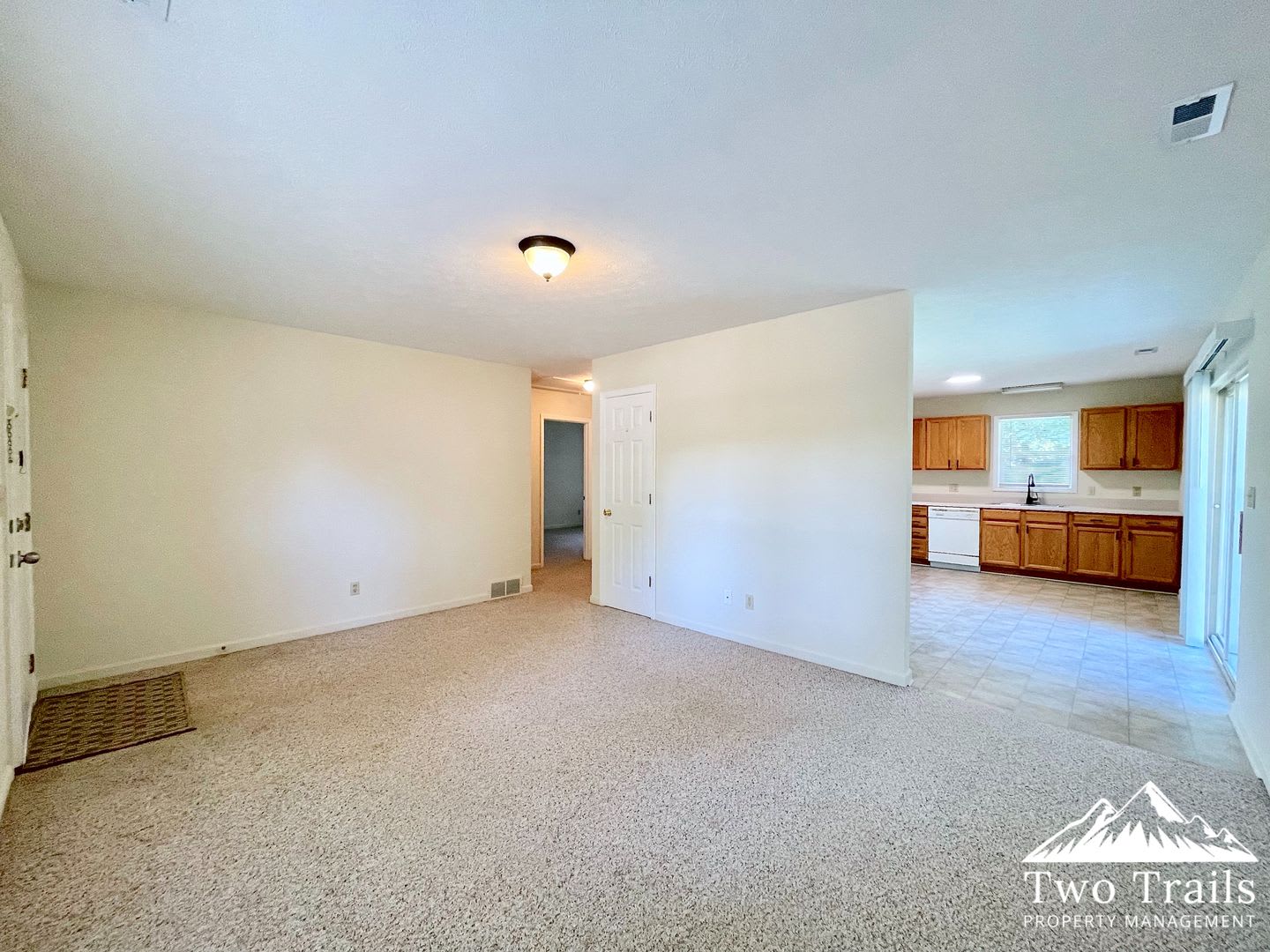 CHARMING 2 BED/2 BATH ON PRIVATE CUL-DE-SAC – photo 2