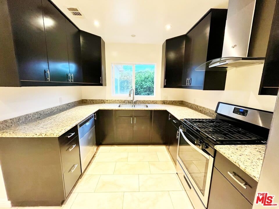 14744 Magnolia Blvd – photo 3