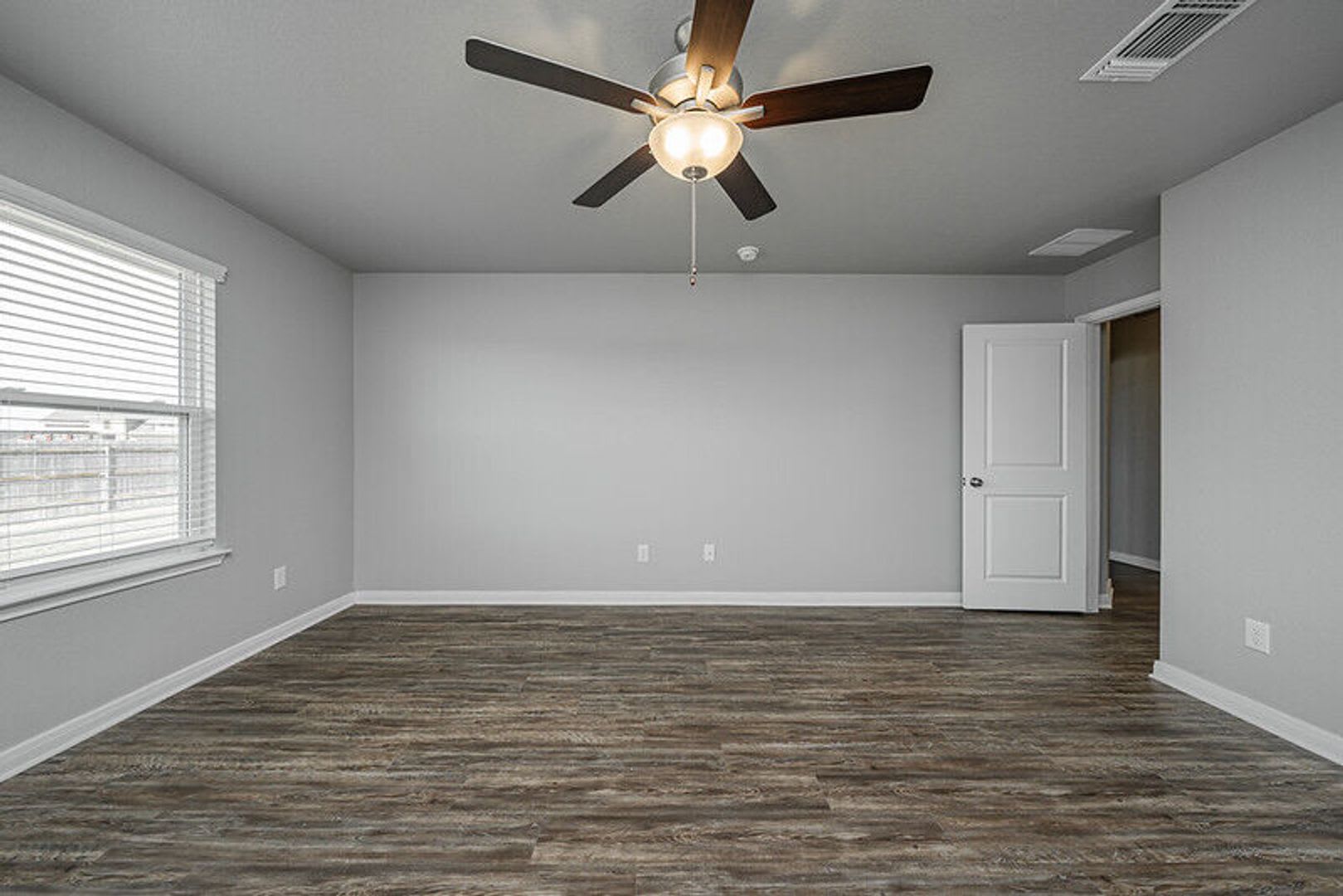 Spacious Single-Family Home Available Now! – photo 3
