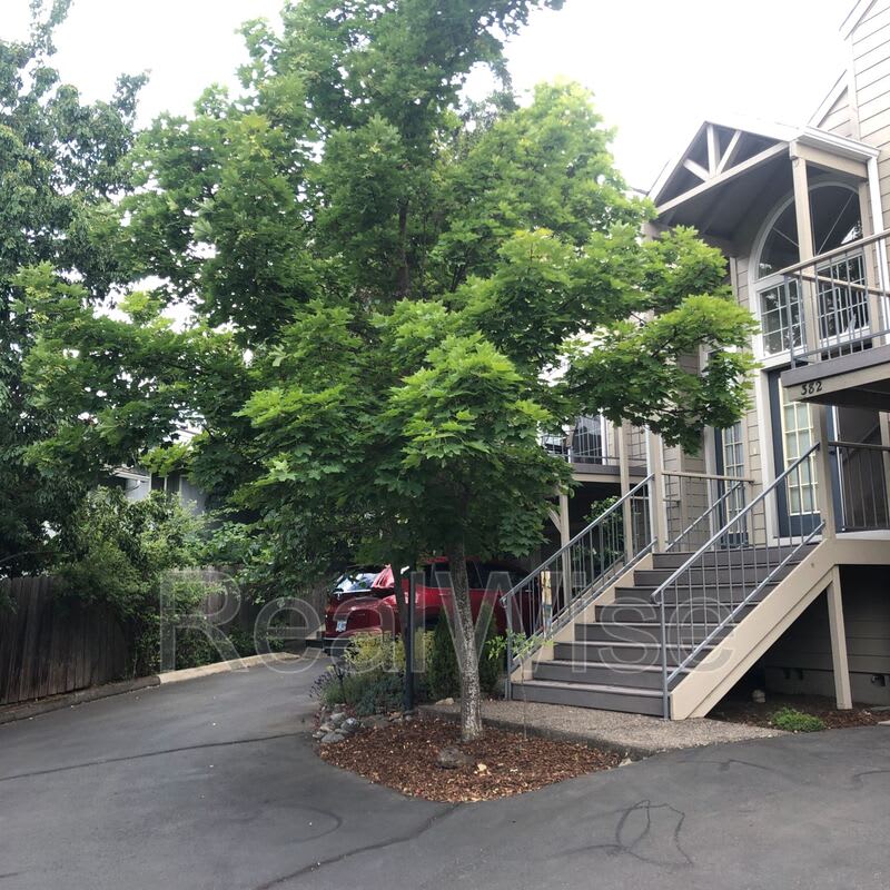 382 Glenn St – photo 2