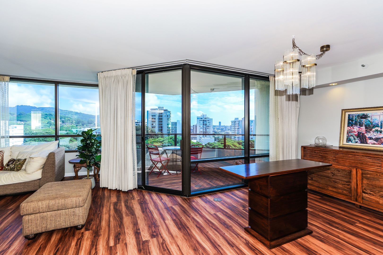 Conveniently Located Spacious 2 2 2 Unit In Luxury Building – photo 3