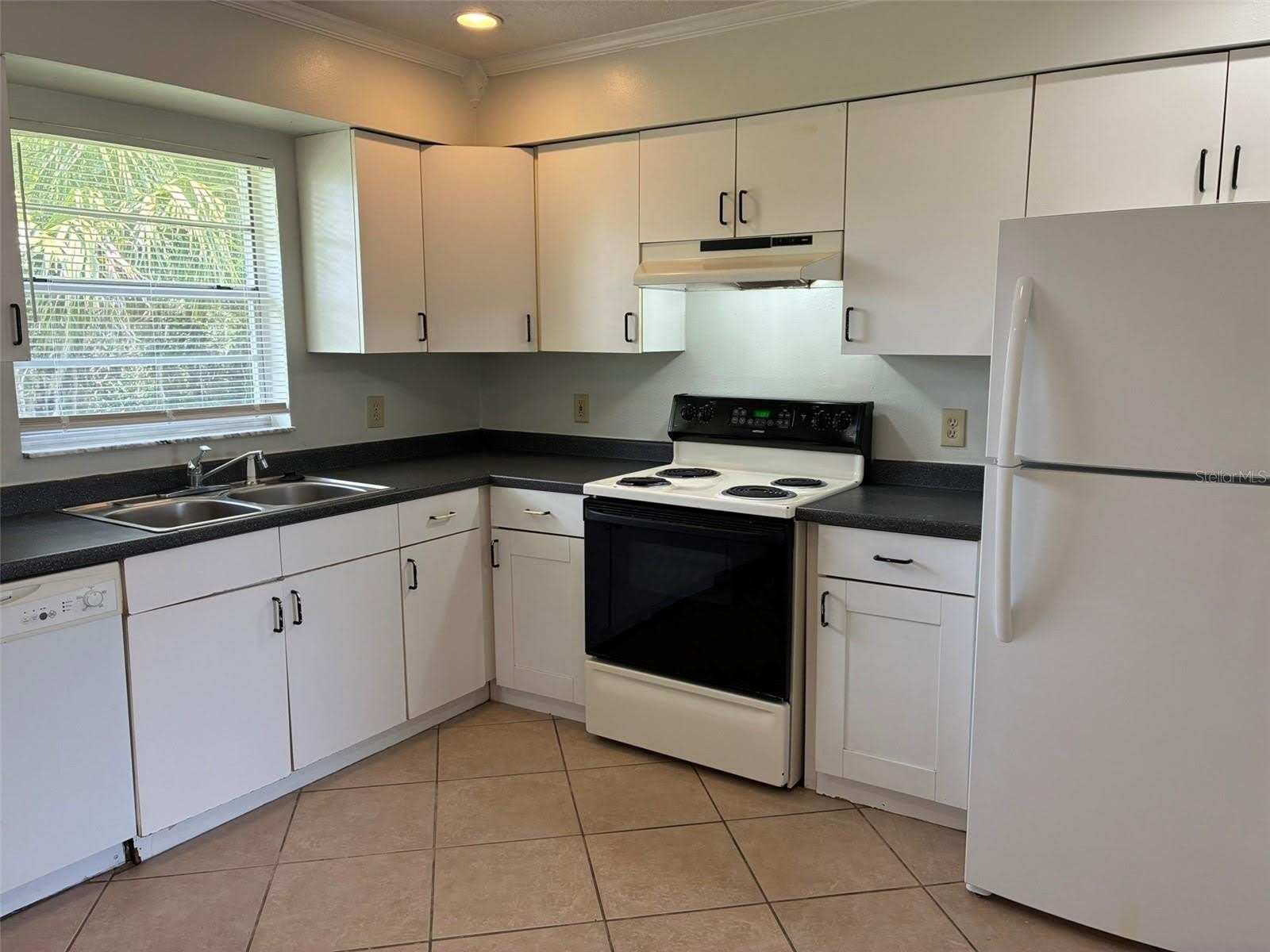 320 QUEEN Avenue – photo 3