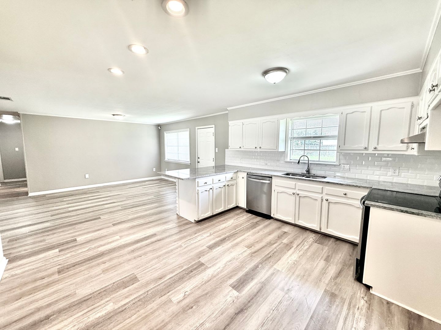 Bright & Spacious 3 Bedroom Brick Home with Double Carport & Large Backyard – photo 1