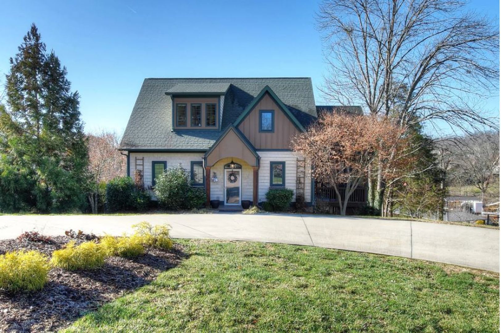 GORGEOUS LAKE HOUSE! 3 Bedrooms/3.5 Baths on Boone Lake $3,900 monthly – photo 1