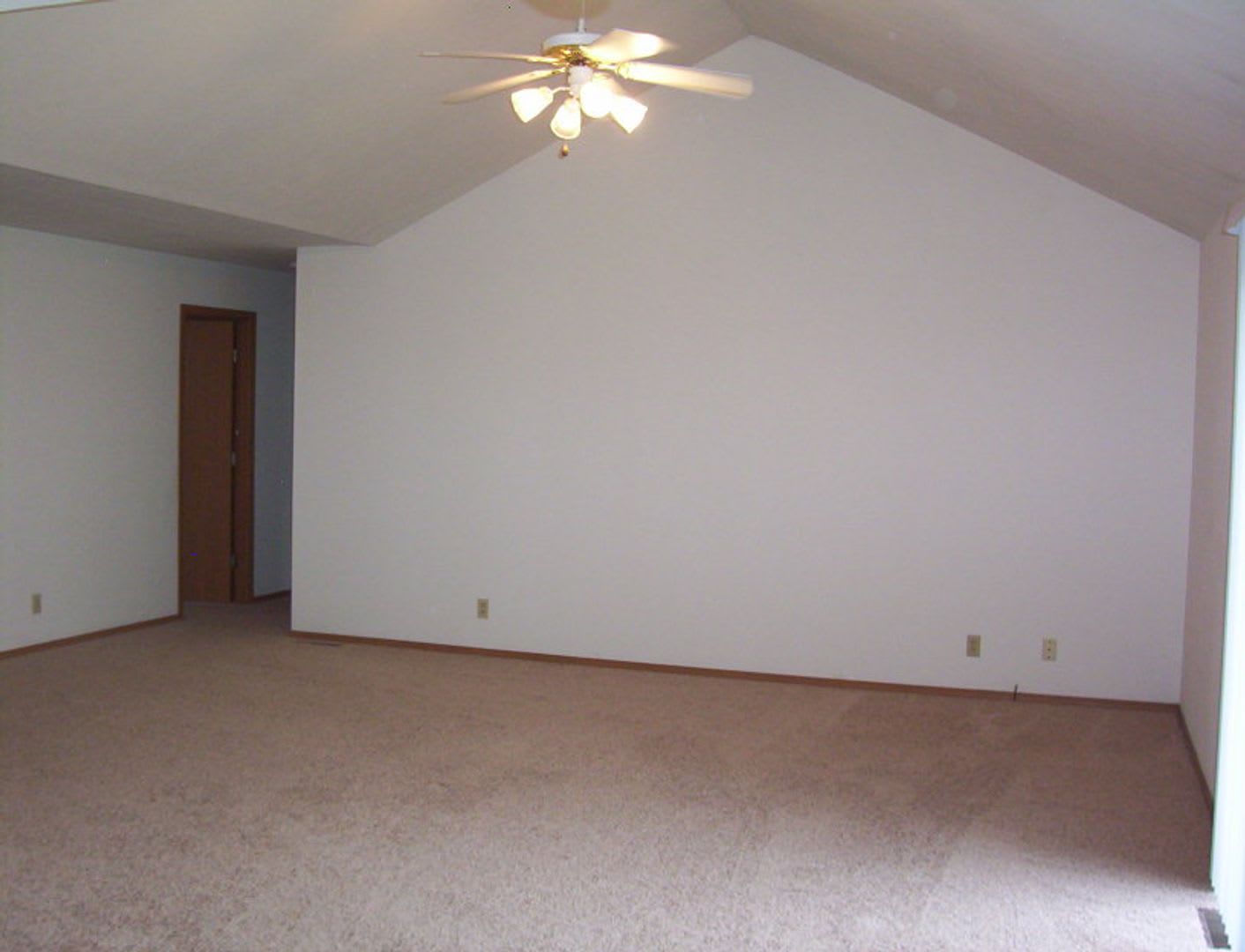 Adorable Three Bedroom House In Quiet Neighborhood – photo 3