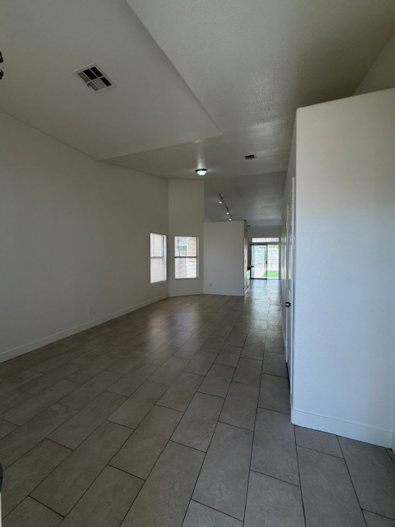 RARE SINGLE STORY HOUSE. 3 BED/2 BATH. FRESH PAINT AND TILE. – photo 2