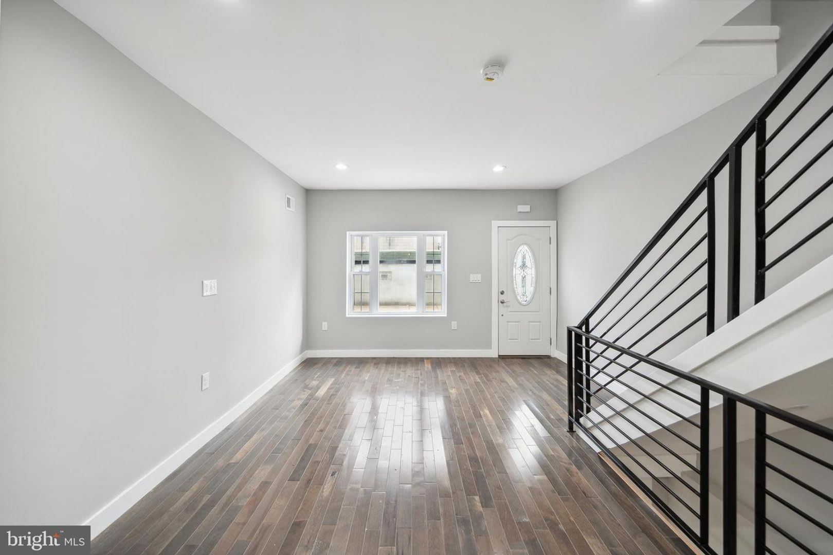 Excellent Port Richmond 3Br With Finished Basement Patio – photo 2