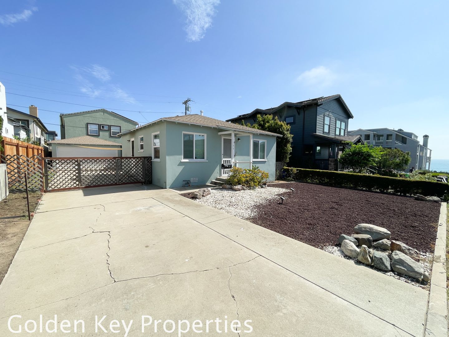 1BR/1BA Home with detached 2 Car Garage! Minutes from the beach! – photo 1