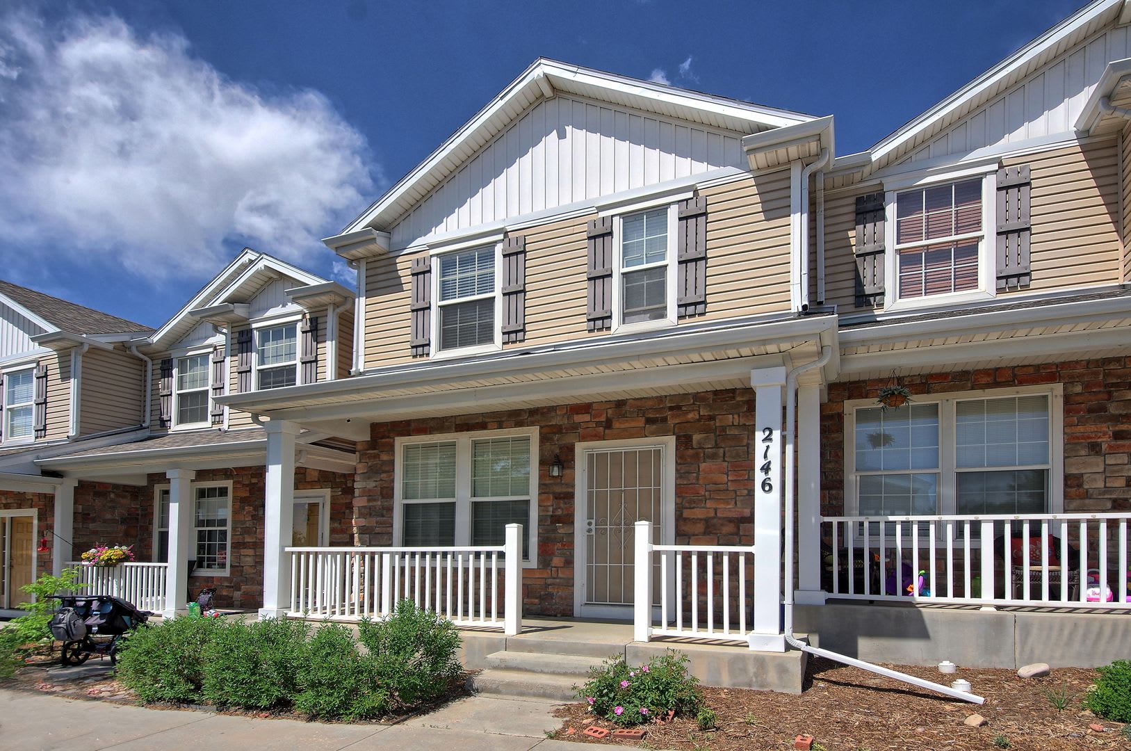 Beautiful 2 Bedroom Townhome with Mountain Views in The Bluffs at Springs Creek! – photo 3