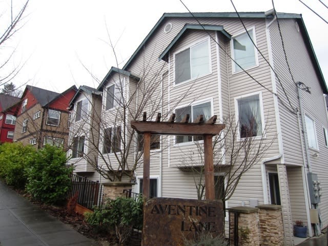 Very Cute Three Story Townhouse In West Seattle – photo 1
