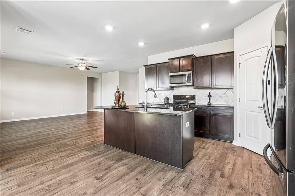 697 Lakeshore Village Drive – photo 4