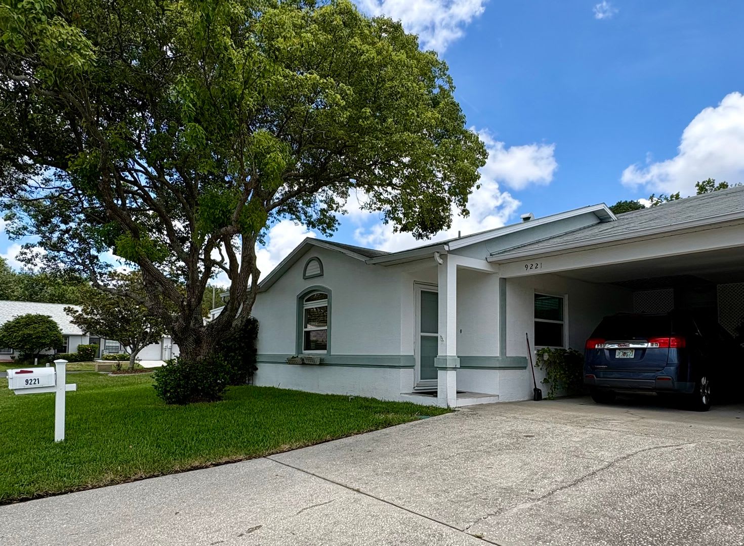 Beautiful End Unit 2 Bed 2 Bath Villa – photo 1