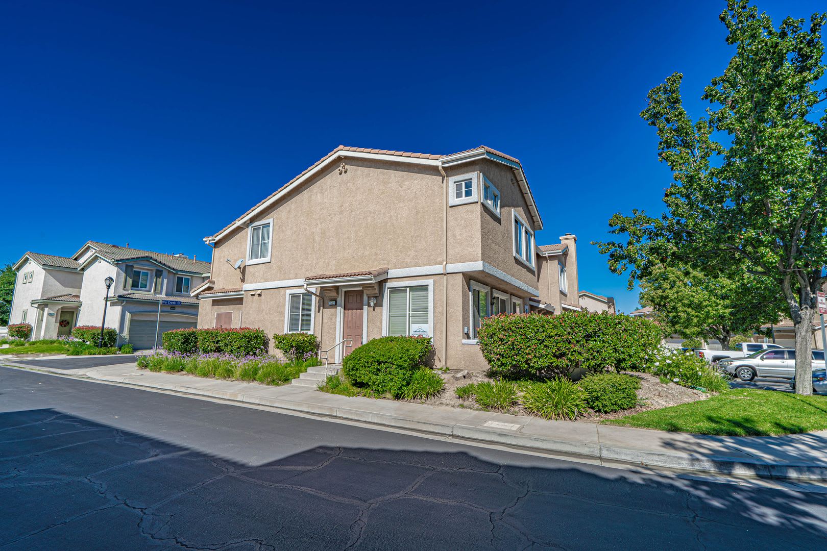 4 Bedroom Oaklane Townhome in Santa Clarita! – photo 1