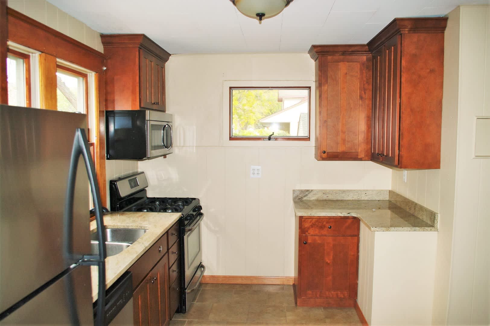 Beautiful, Clean 4 bedroom West 7th Gem!! – photo 4