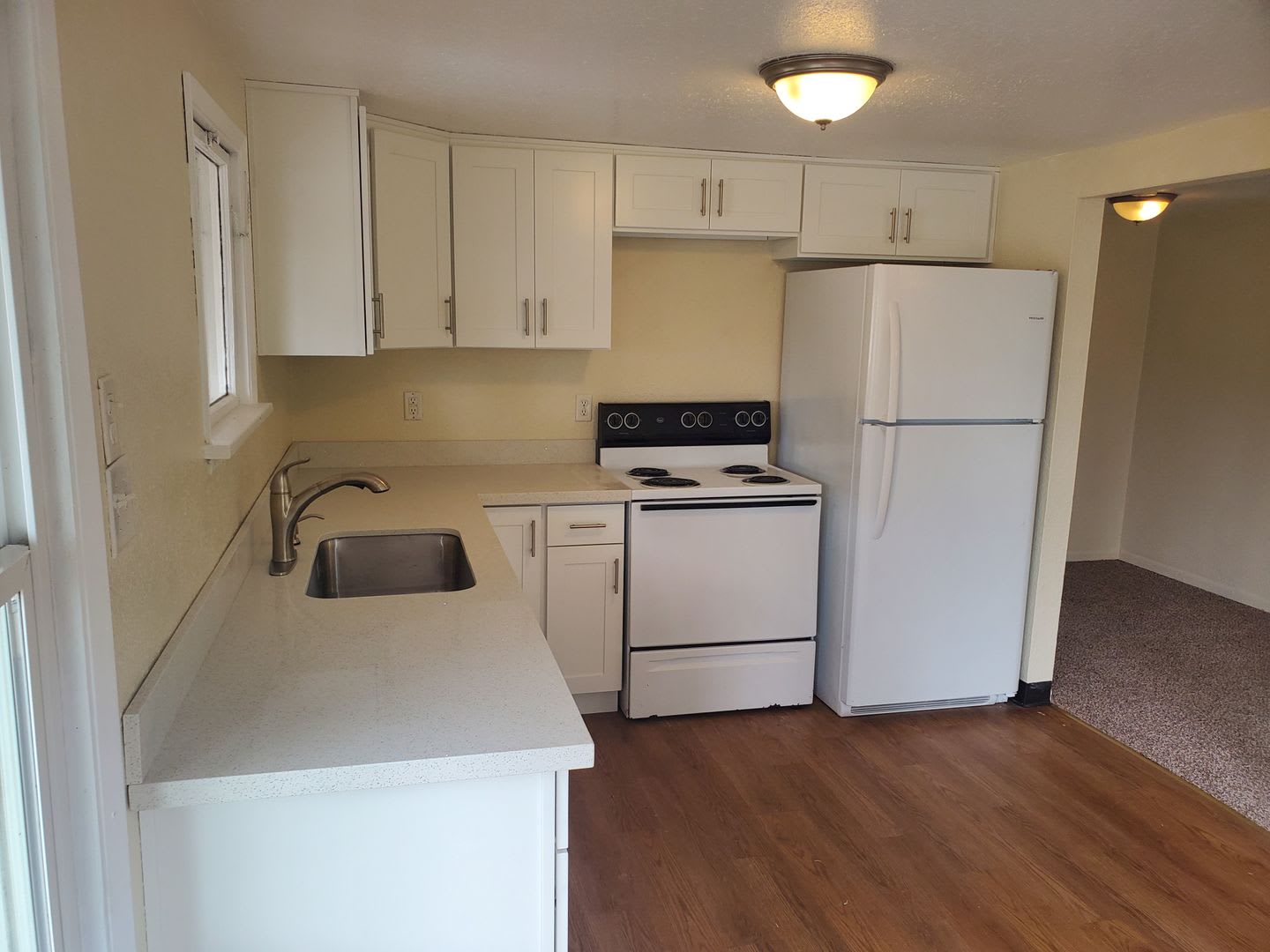 Upgraded 1 Bed 1 Bath Blocks from PSNS – photo 2