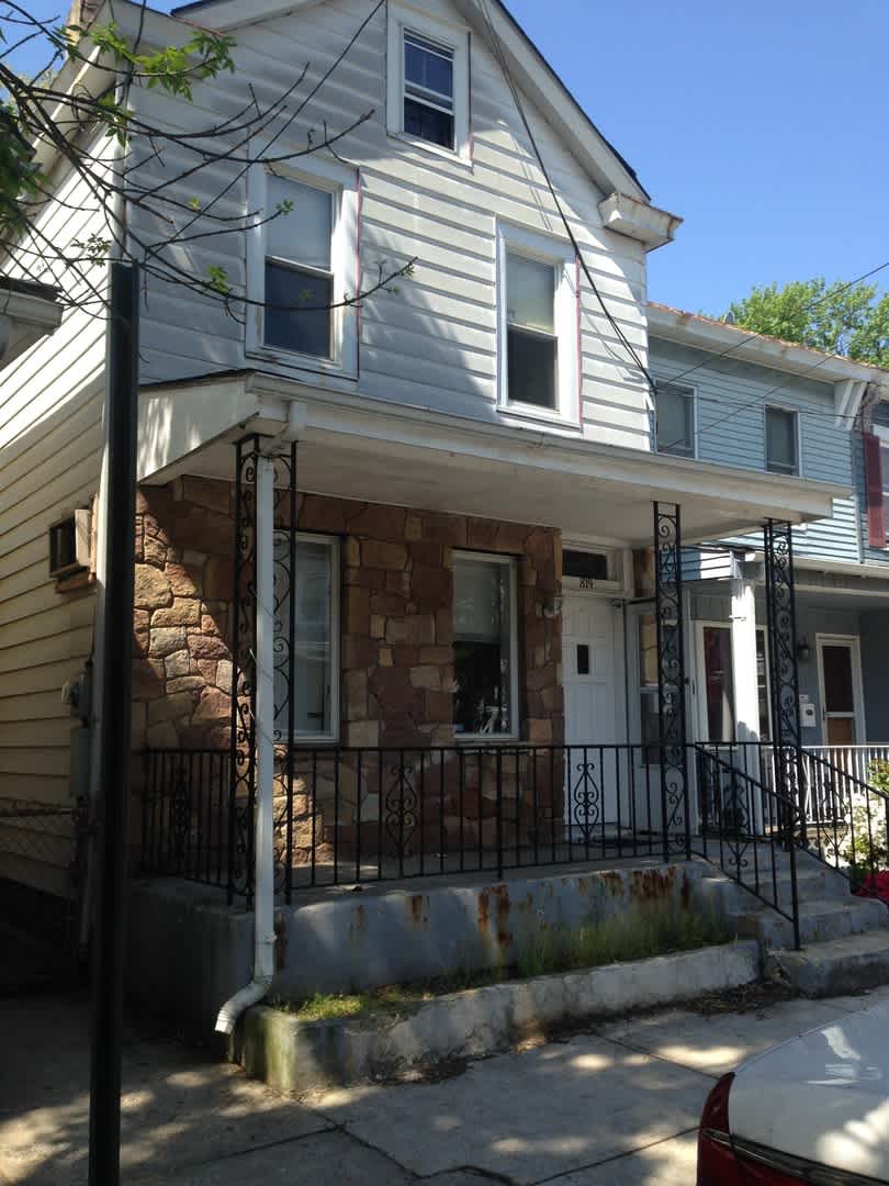 Great Home In Villa Park Improvements Underway Spacious Living Area And Eat In Kitchen Laundry Hook Ups Basement Parking – photo 1