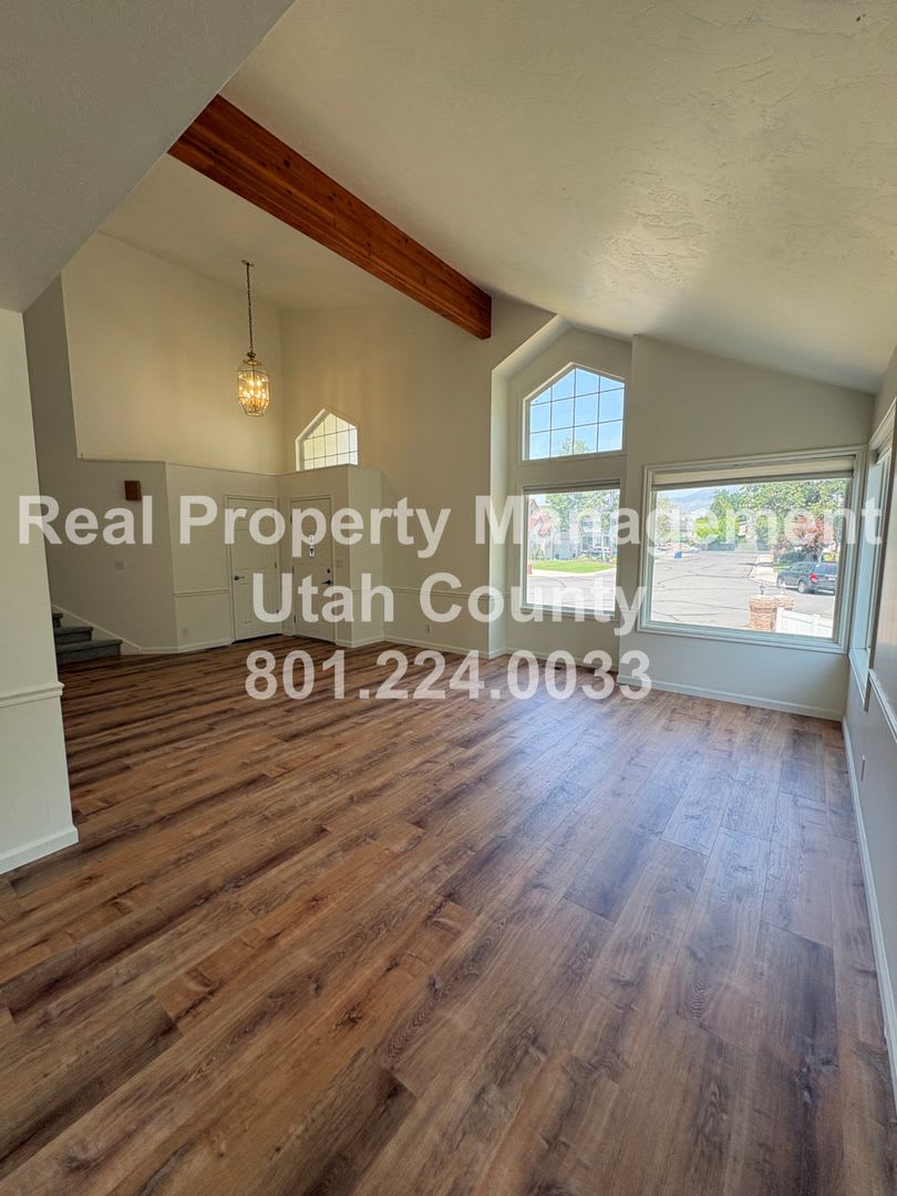 Large and Spacious 4 Bedroom Home! – photo 3