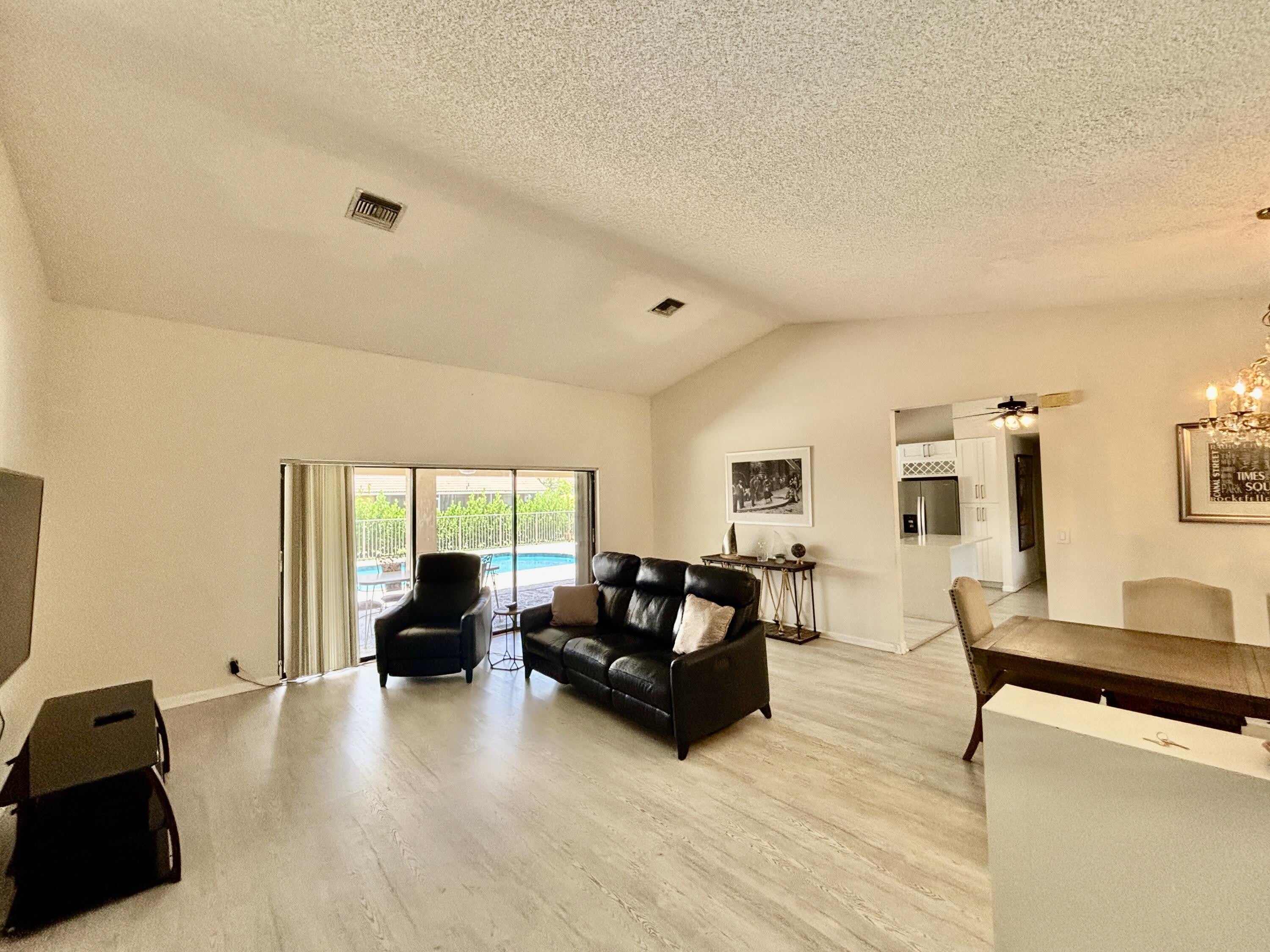 2153 Amesbury Circle – photo 2