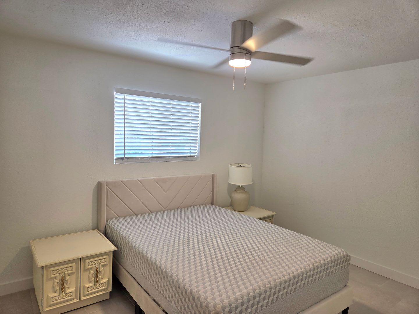 MOVE IN SPECIALS! Completely Remodeled 2 Bed – photo 4